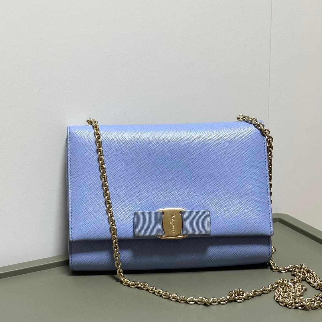 정품 페라가모 지니백 리본 미니백 하늘색 상품이미지1