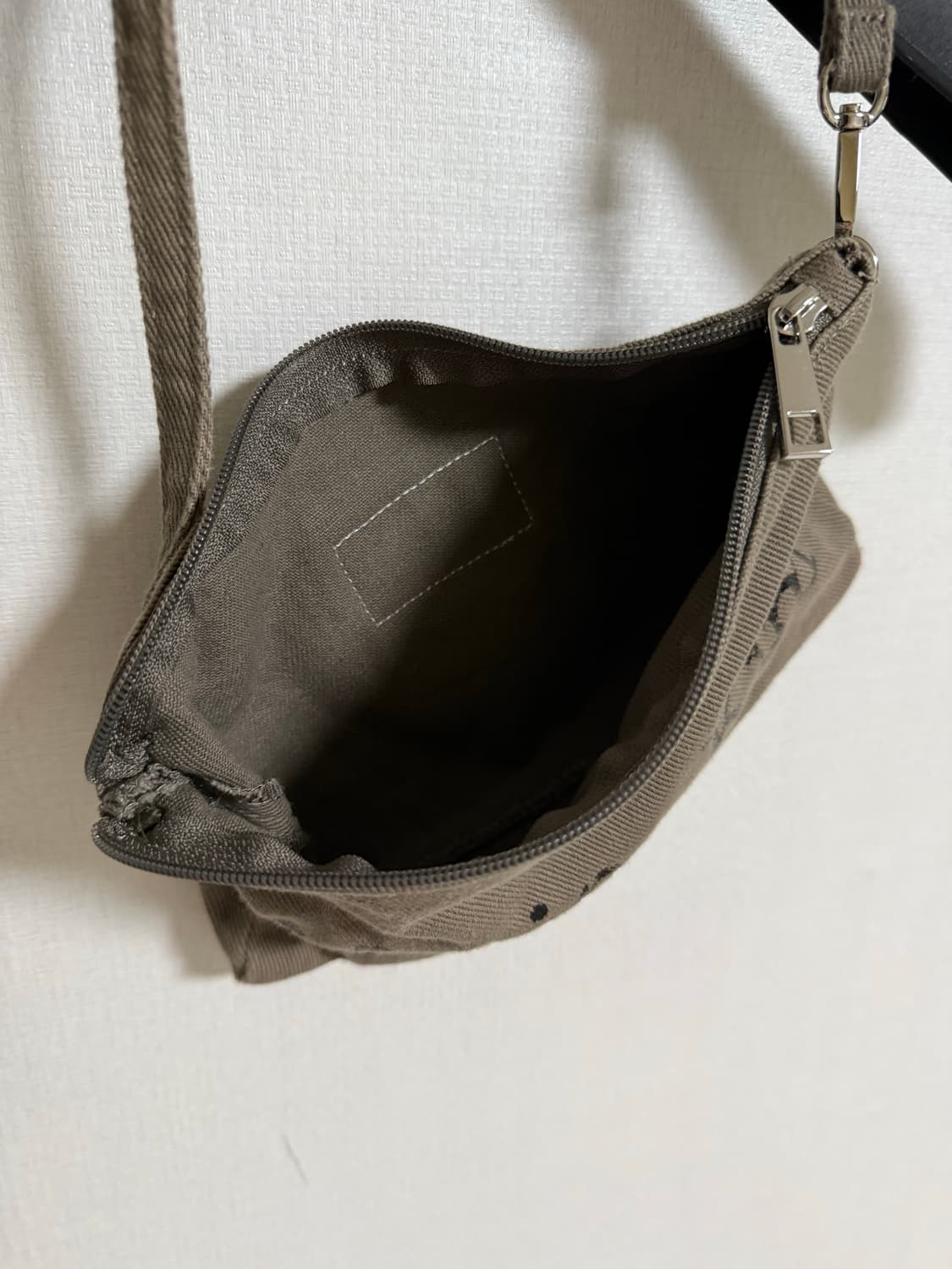 MATIN CRACKED LOGO ECOBAG IN CHARCOAL 상품이미지7