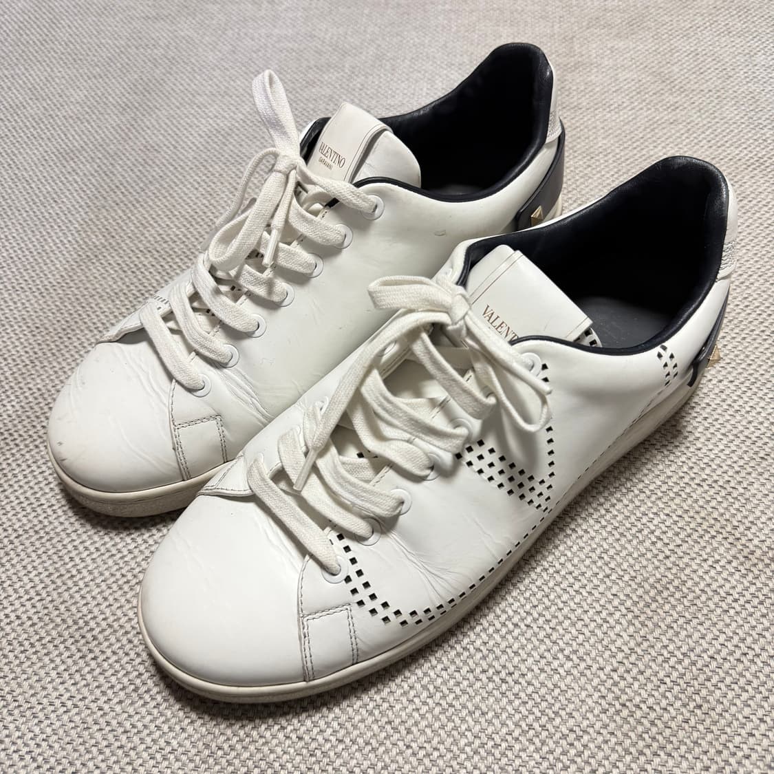 발렌티오 V로고 레더 스니커즈 상품이미지1