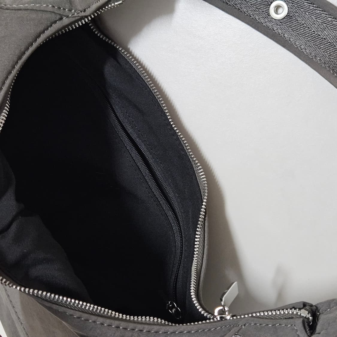 컨디션A 자라 나일론 호보백 카키 상품이미지3