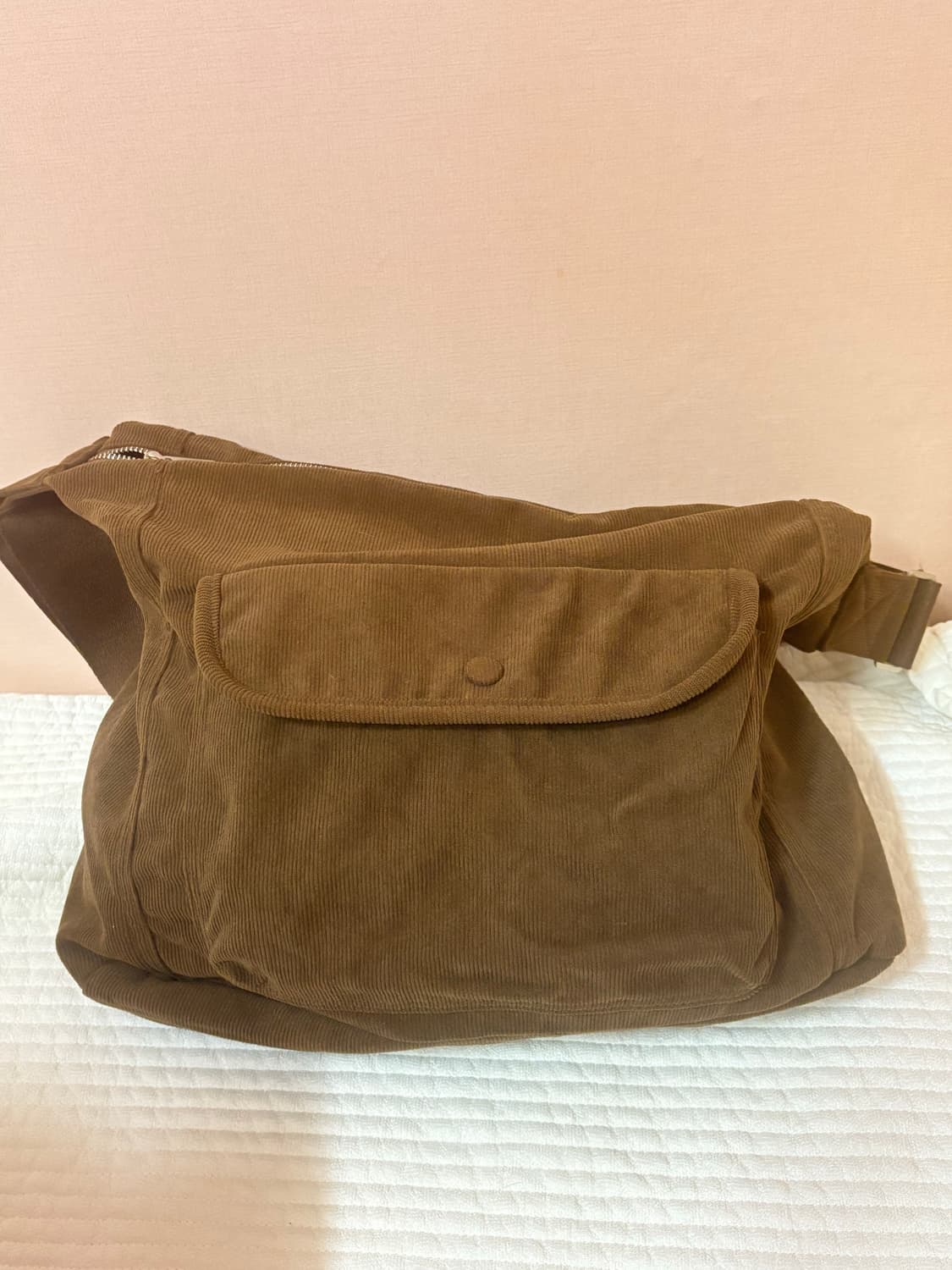 코듀로이 크로스백 브라운(끈 조절 가능) 상품이미지1