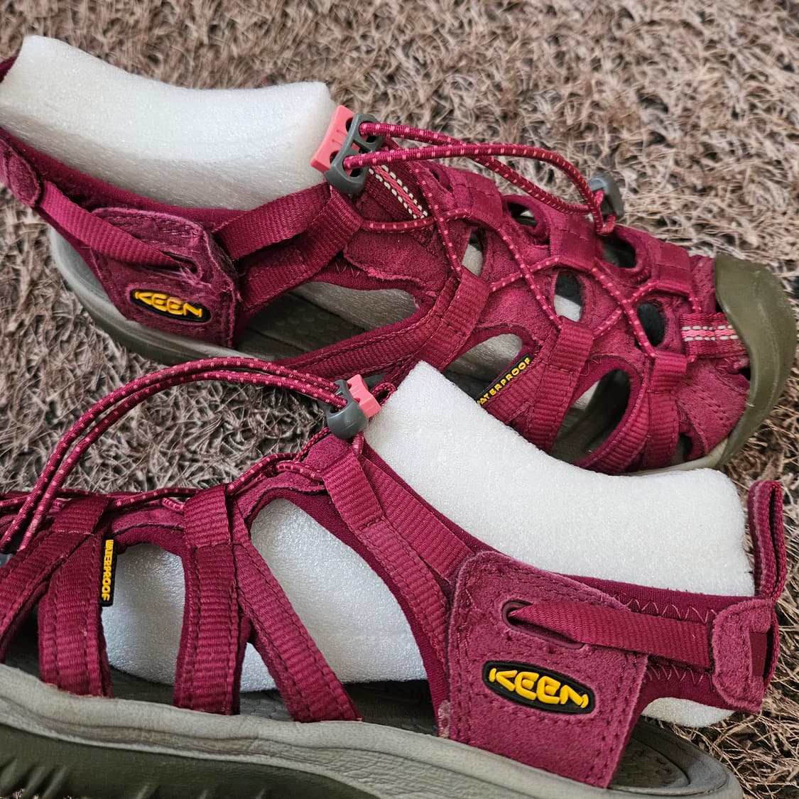 킨(KEEN) 버건디 위스퍼 스트렙 샌들 240size 상품이미지2