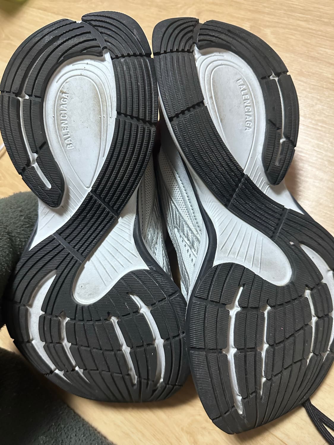 42) 발렌시아가 서킷 화이트 실버 스니커즈 상품이미지6