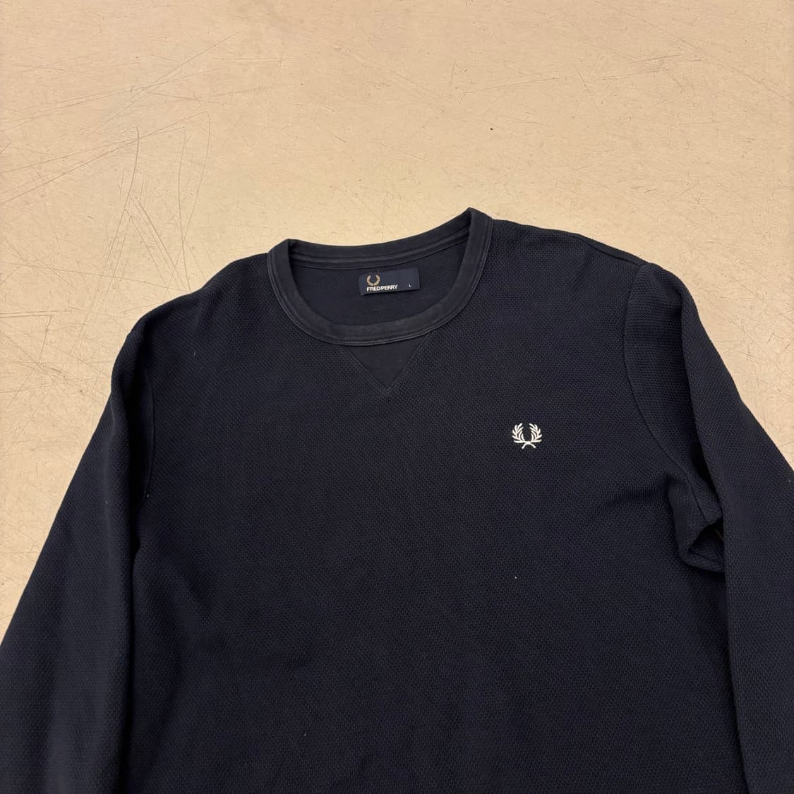 프레드페리 네이비 스몰로고 맨투맨 상품이미지2