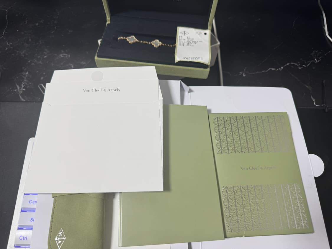 반클리프 아펠 알함브라 화이트 자개 브레이슬릿 상품이미지2