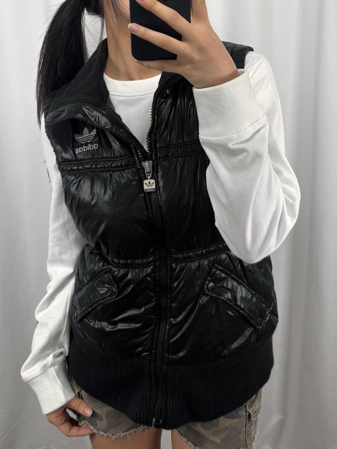 아디다스 블랙 유광 패딩 베스트 상품이미지2