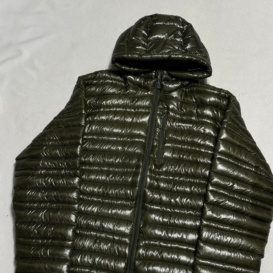 M 파타고니아 맨즈 카키 유광 경량 패딩 상품이미지1