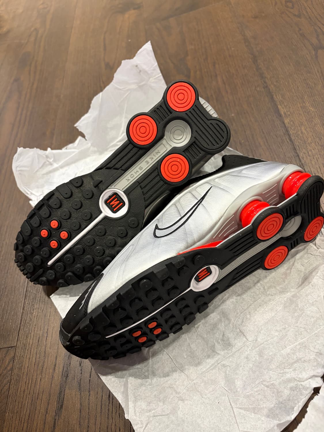 Nike Shox R4 Black and Metallic Silver 상품이미지4