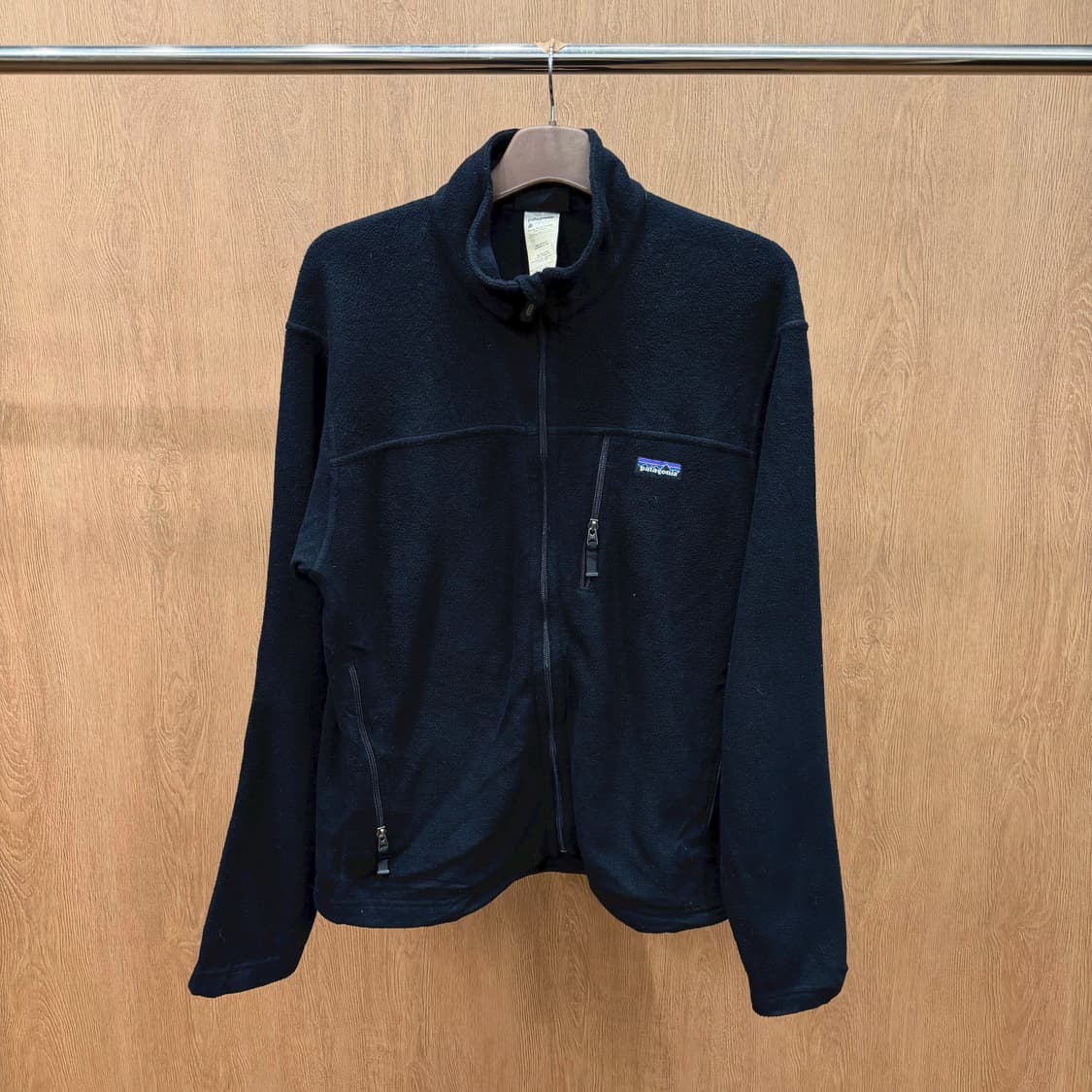 파타고니아 하이넥 풀 집업 플리스 자켓 로고 패치 지퍼 포켓 디테일 블랙 상품이미지2