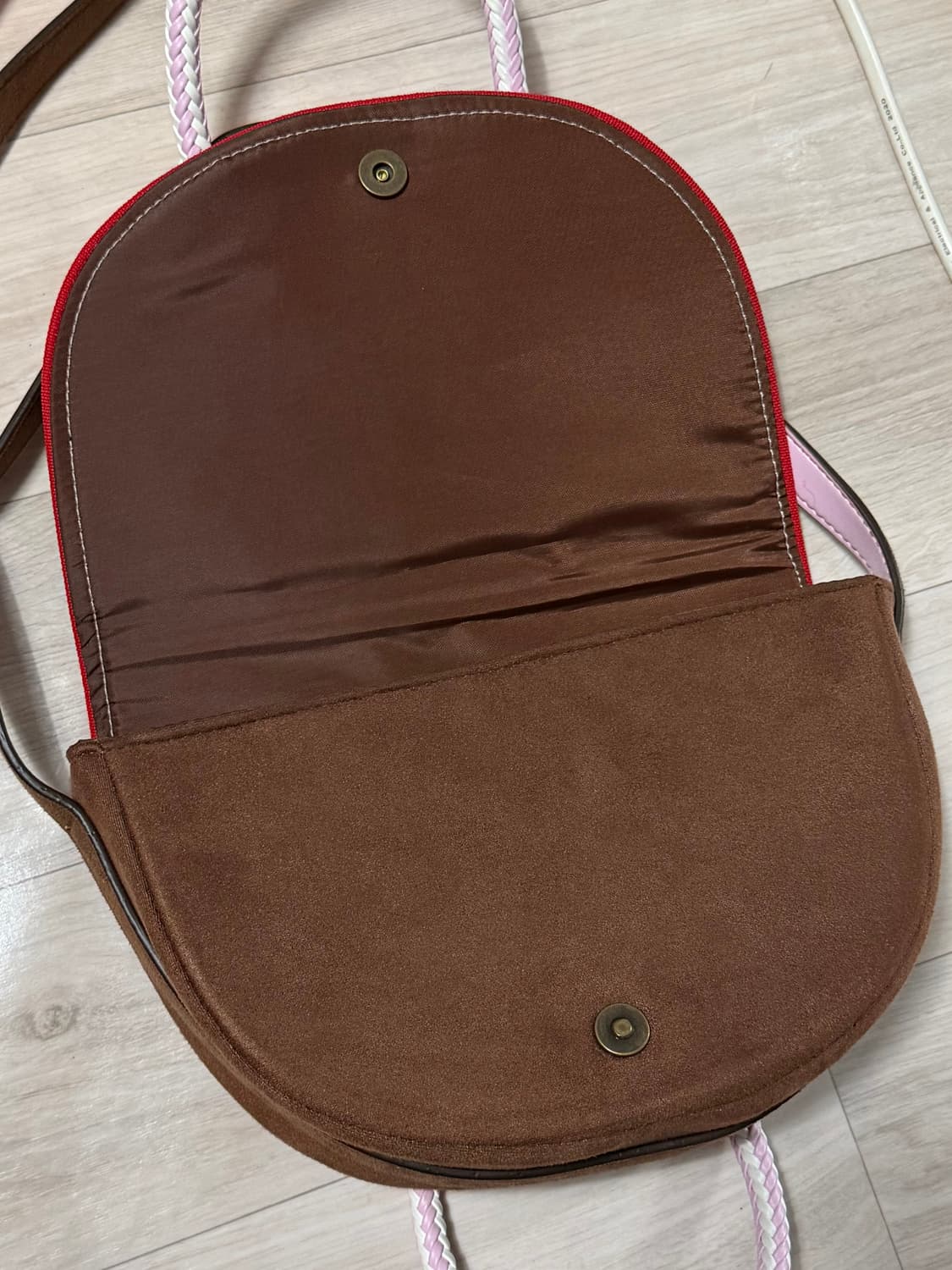 아디다스 트레포일 모노그램 자카드 스웨이드 사첼 백 상품이미지6