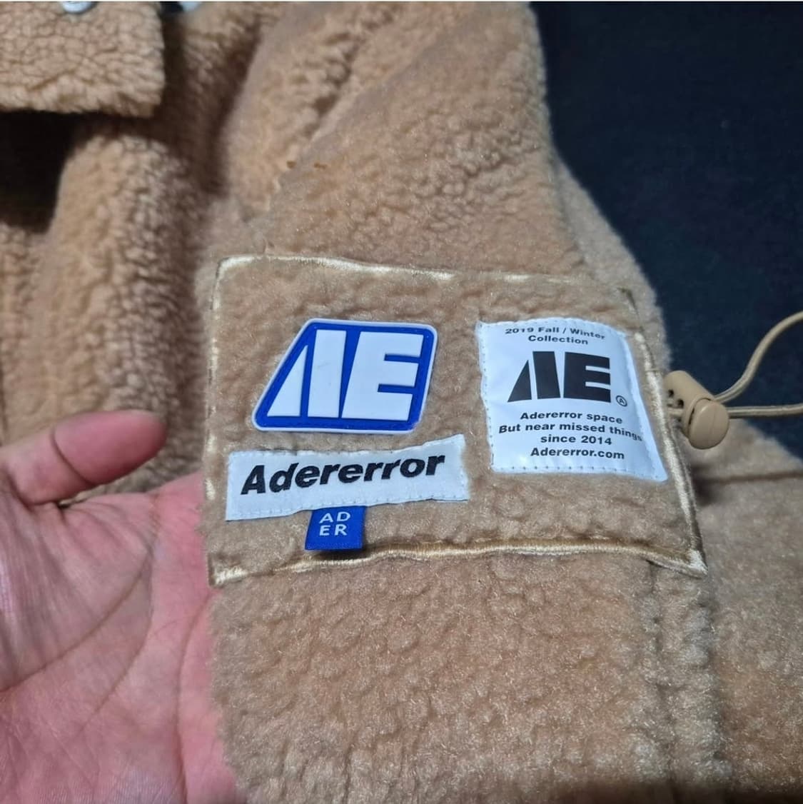 아더에러 19F/W 베이지 테디 피쉬테일 플리스 파카 3 상품이미지4