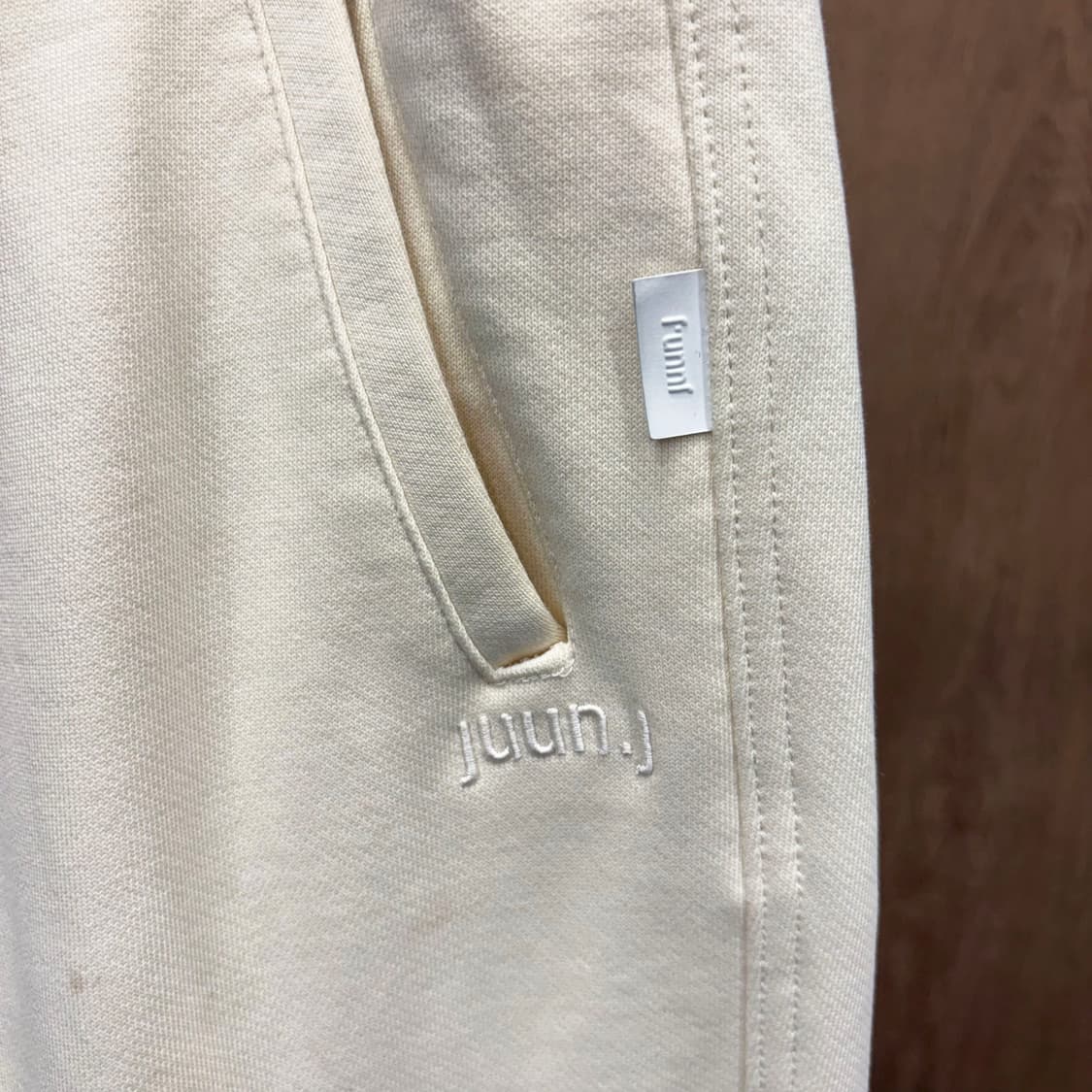 준지 조거 팬츠 톤온톤 로고 자수 허리 밴딩 포켓 탭 디테일 아이보리 상품이미지6