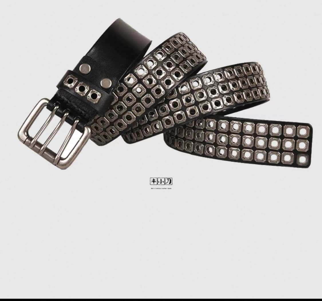 펑크 스타일의 검은색 가죽 아일렛 벨트입니다.  상품이미지1