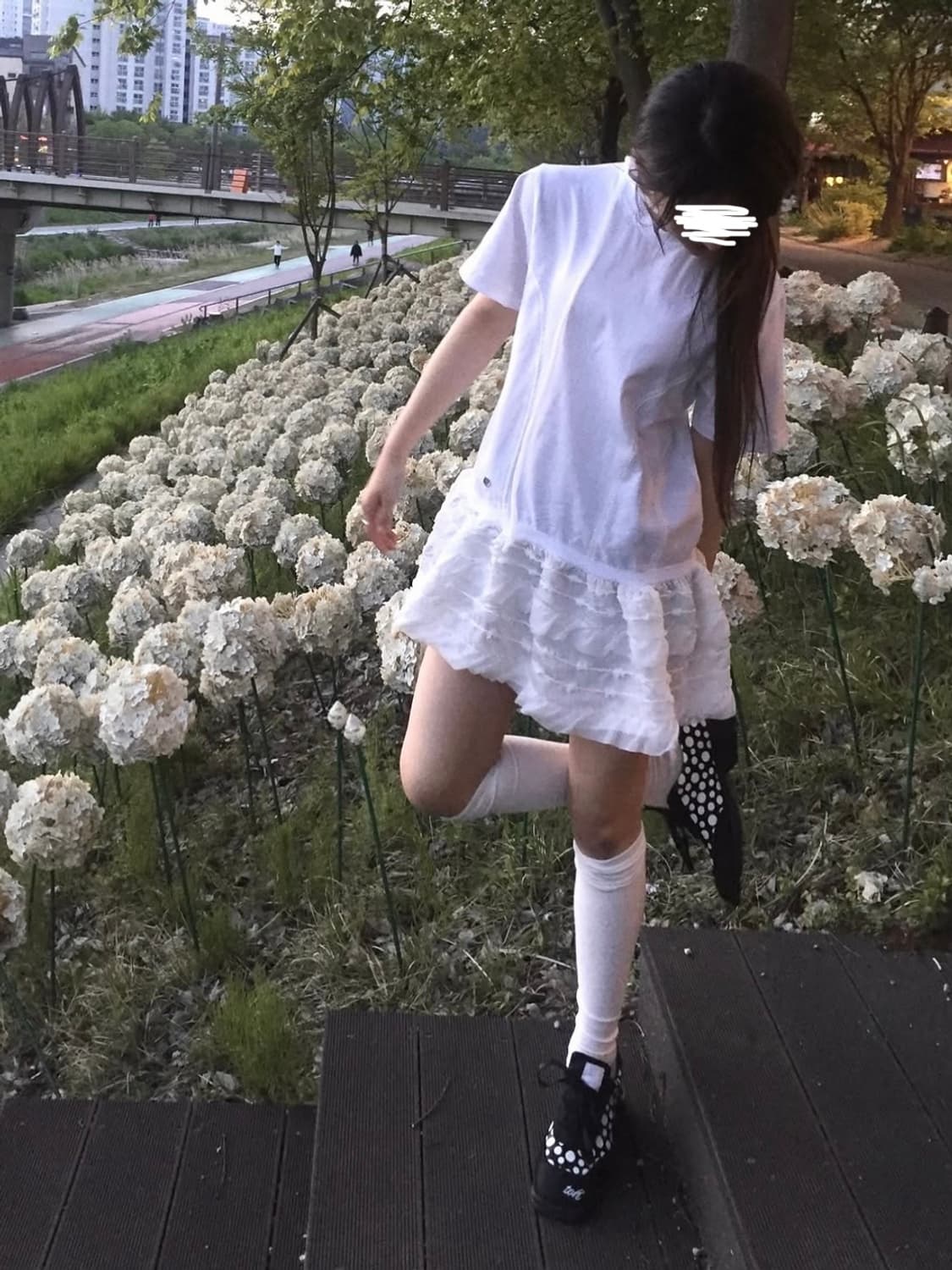 플레어업 레이어드 프릴 반팔티셔츠 화이트 상품이미지6