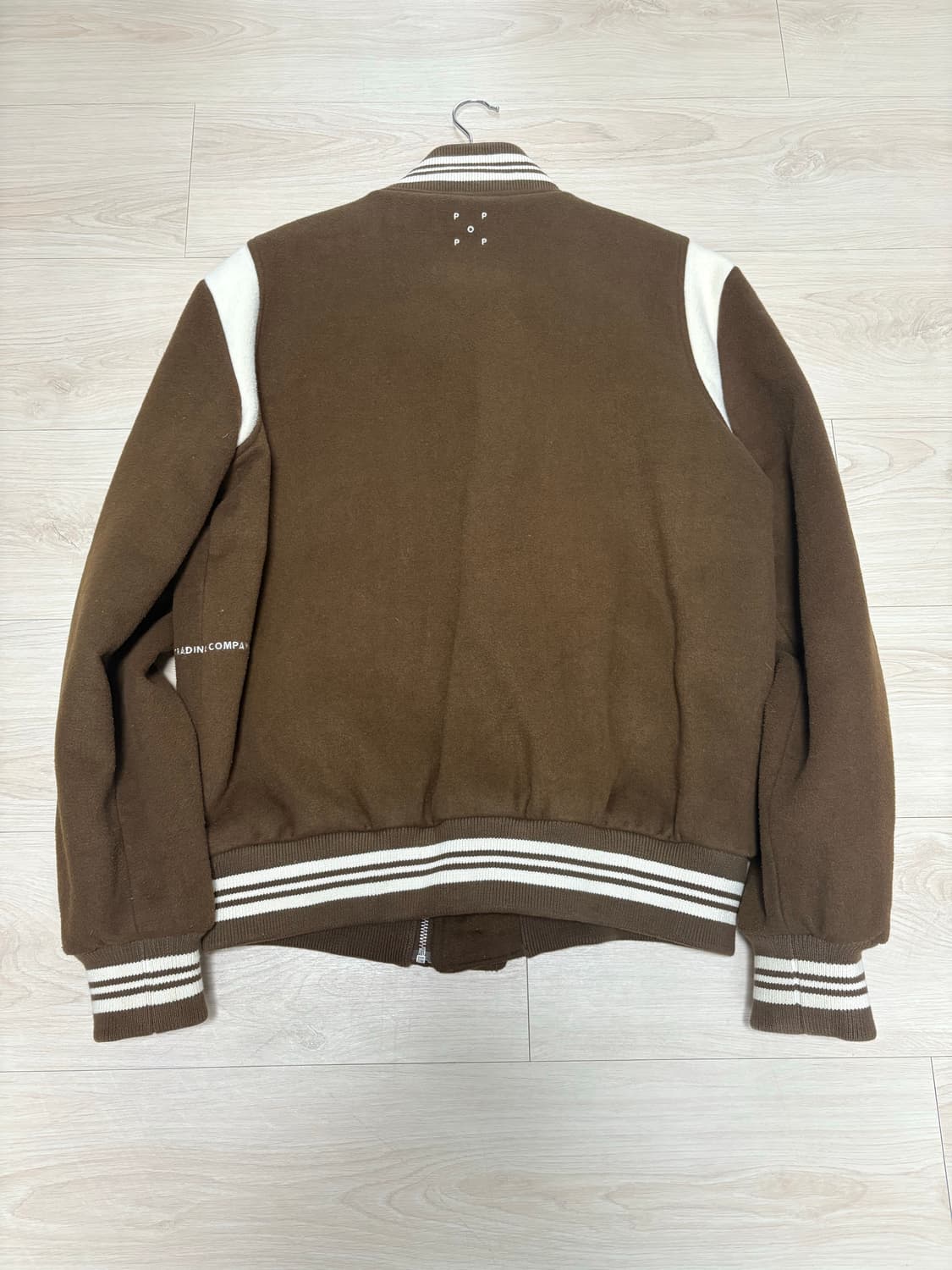 Pop trading company varsity brown L size 상품이미지4