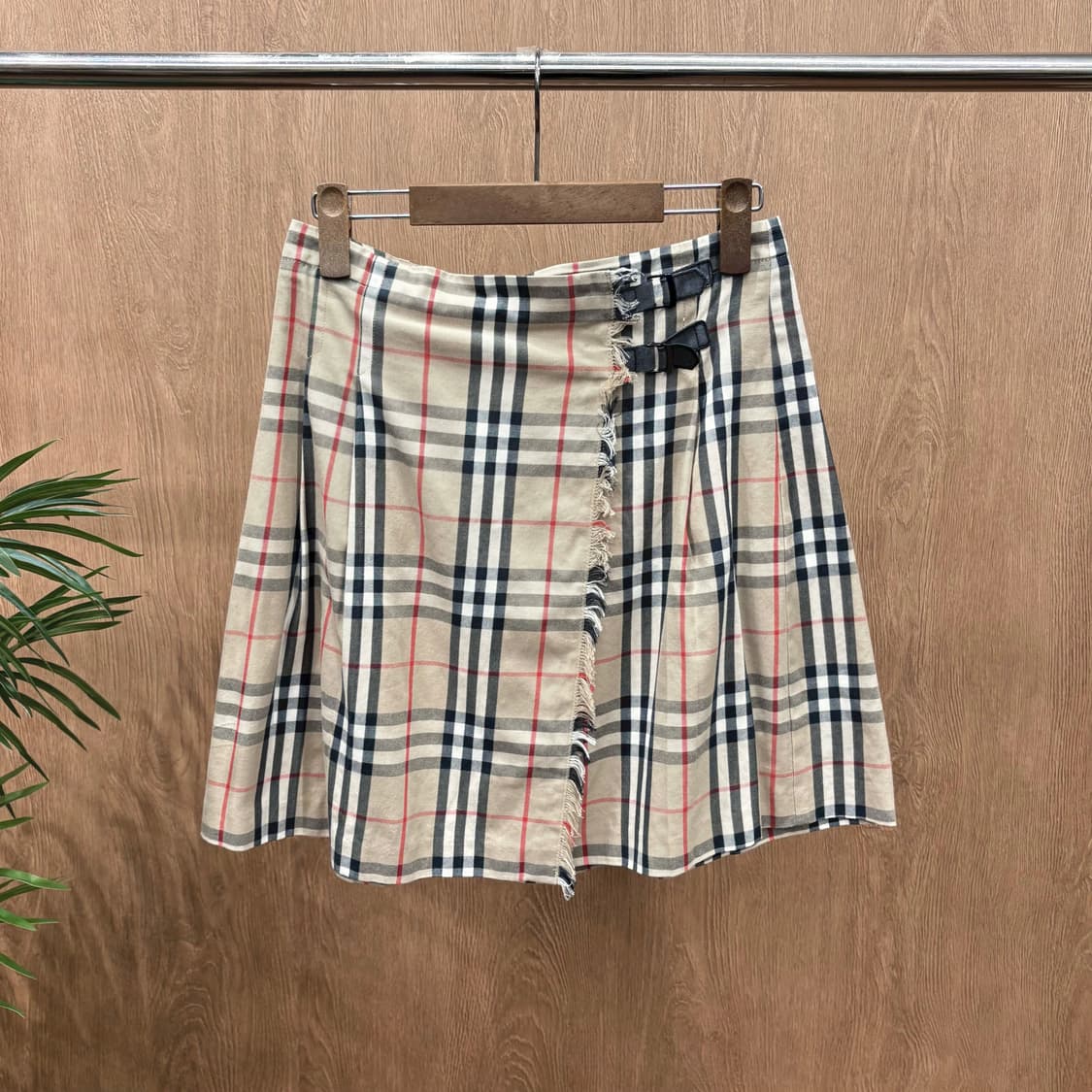 버버리 미니 스커트 노바 체크 패턴 가죽 버클 디테일 A라인 베이지 상품이미지1