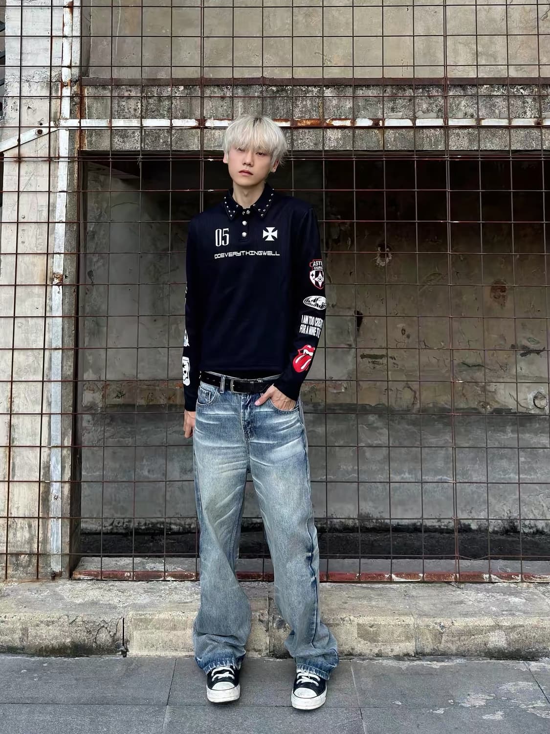 스터드 카라 패치 그래픽 슬림핏 카라 긴팔티 상품이미지1