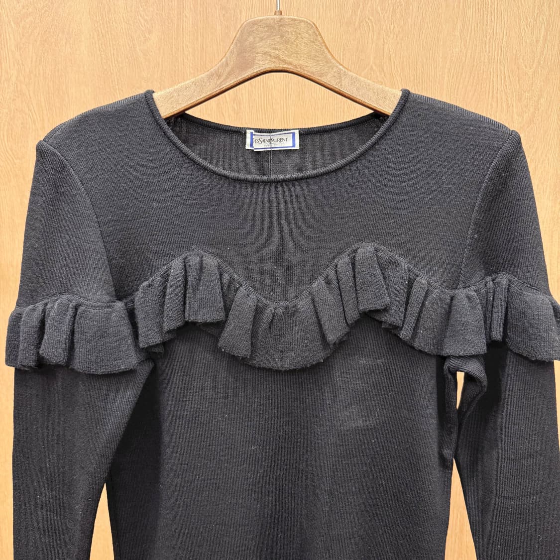 입생로랑 라운드넥 울 니트 티셔츠 프릴 디테일 슬림핏 블랙 상품이미지4