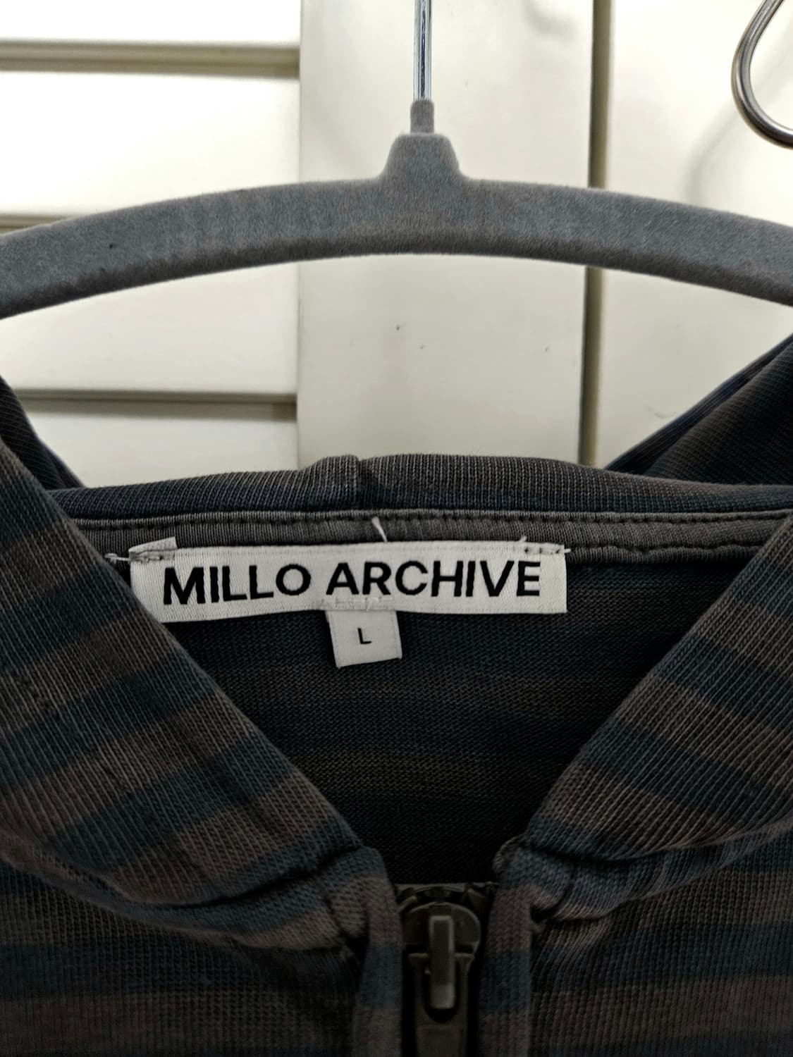 밀로 아카이브 스트라이프 후드집업 차콜 상품이미지4