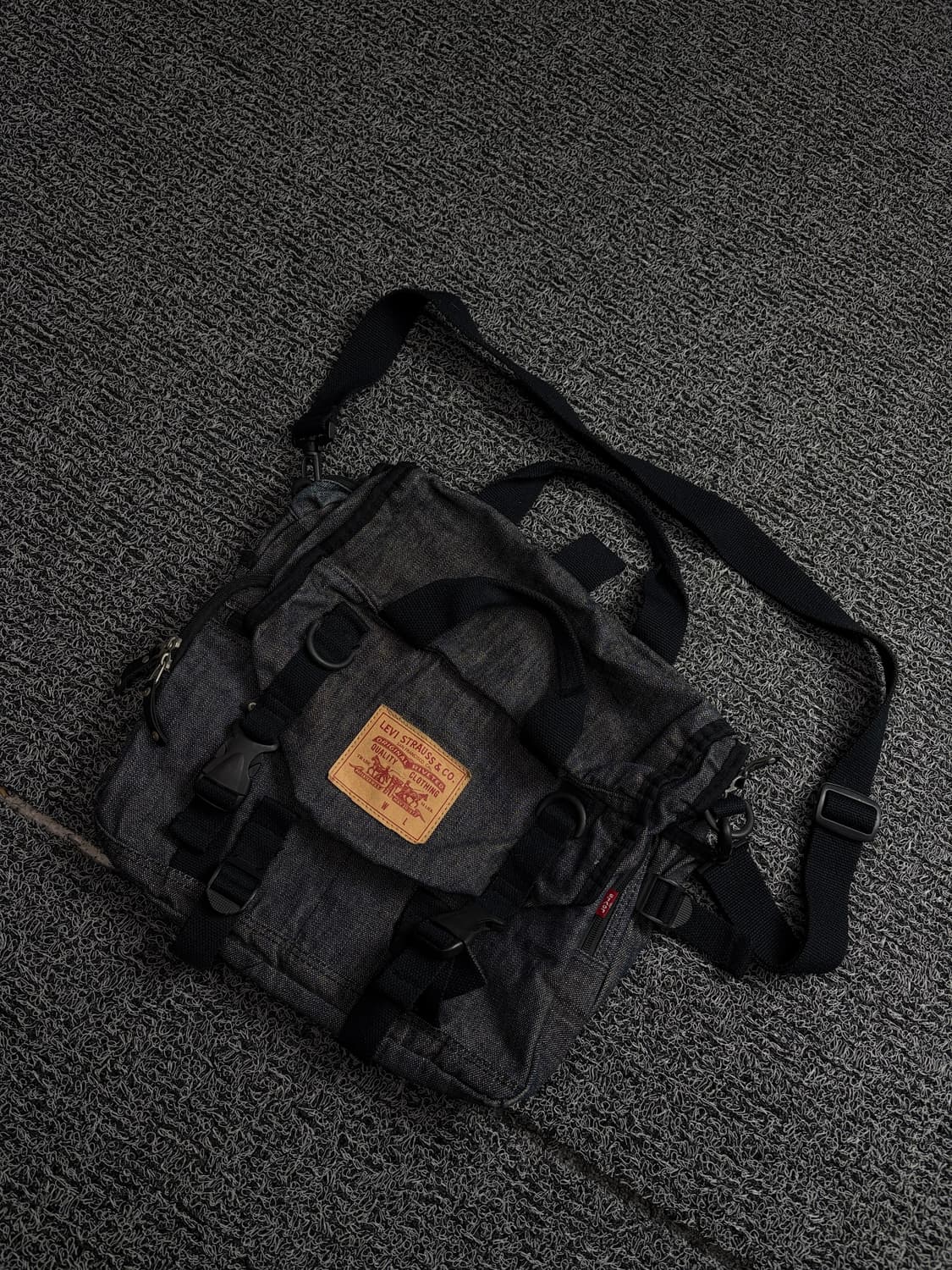 리바이스 오리지날 블랙 데님 버클 디테일 크로스백 1923 상품이미지1