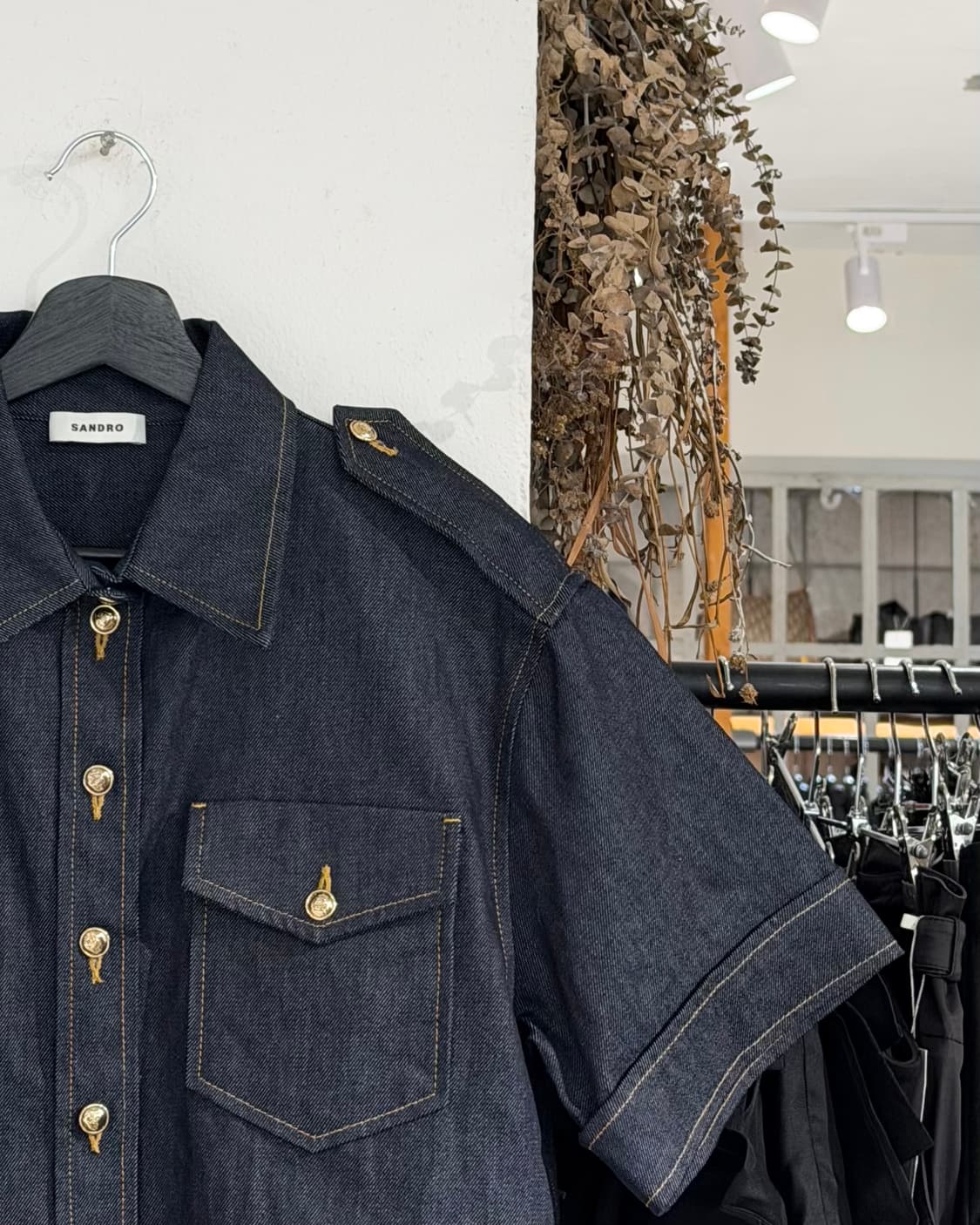 산드로 다크데님 포켓 크롭 하프 셔츠 상품이미지3