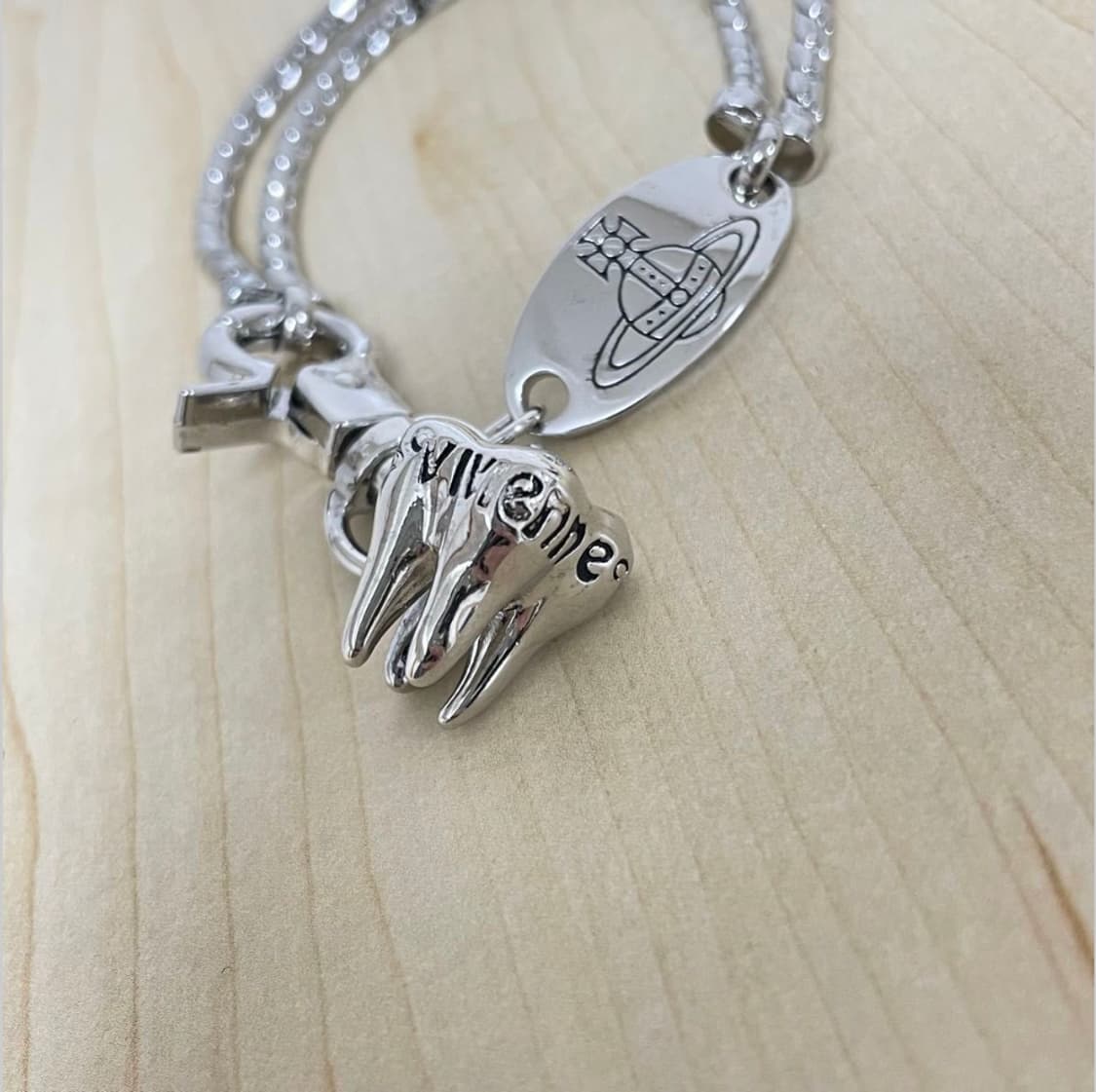 비비안웨스트우드 아카이브 이빨 orb 로고 팔찌 상품이미지4