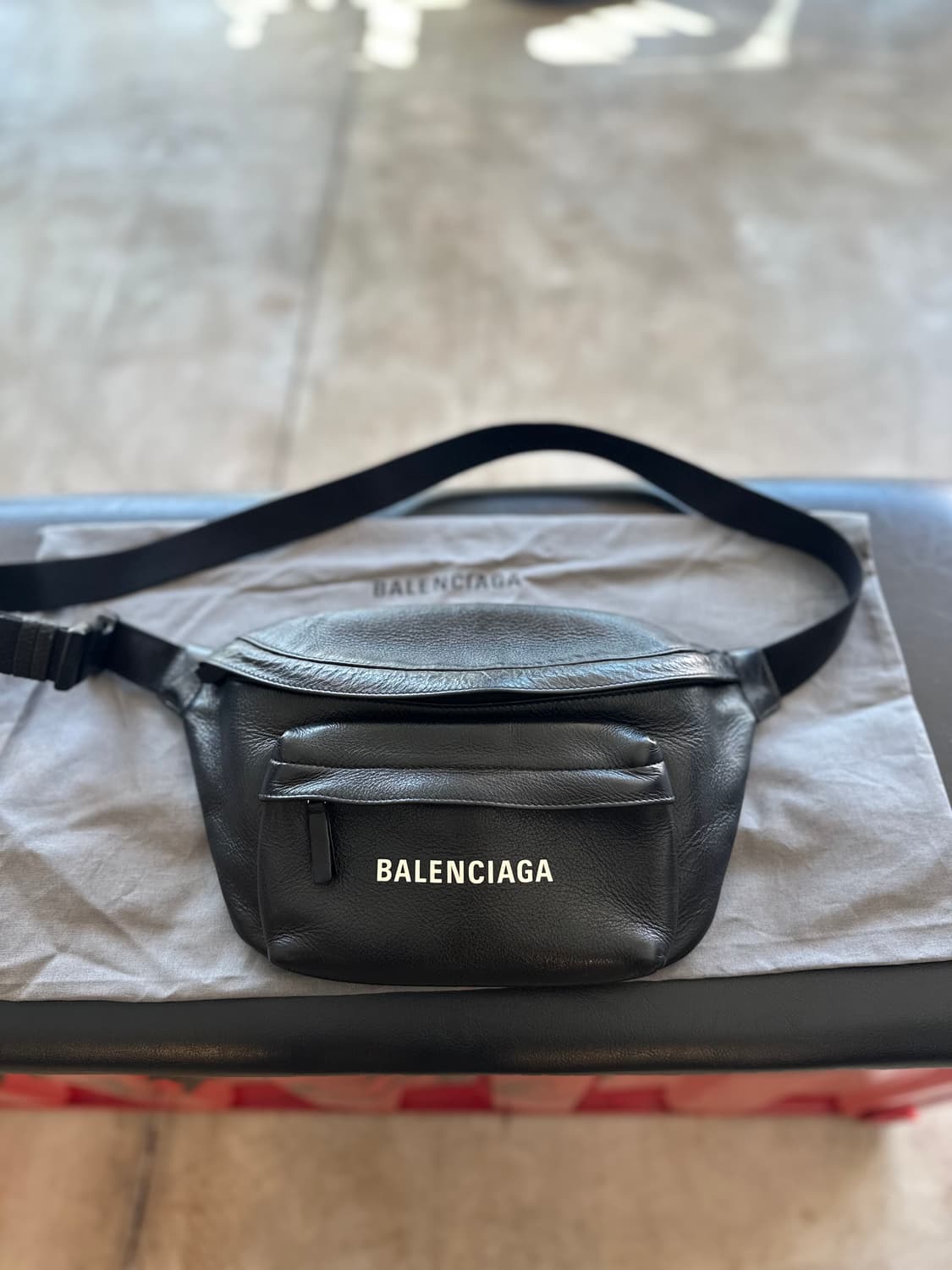 발렌시아가 에브리데이 카프스킨 벨트백 상품이미지2