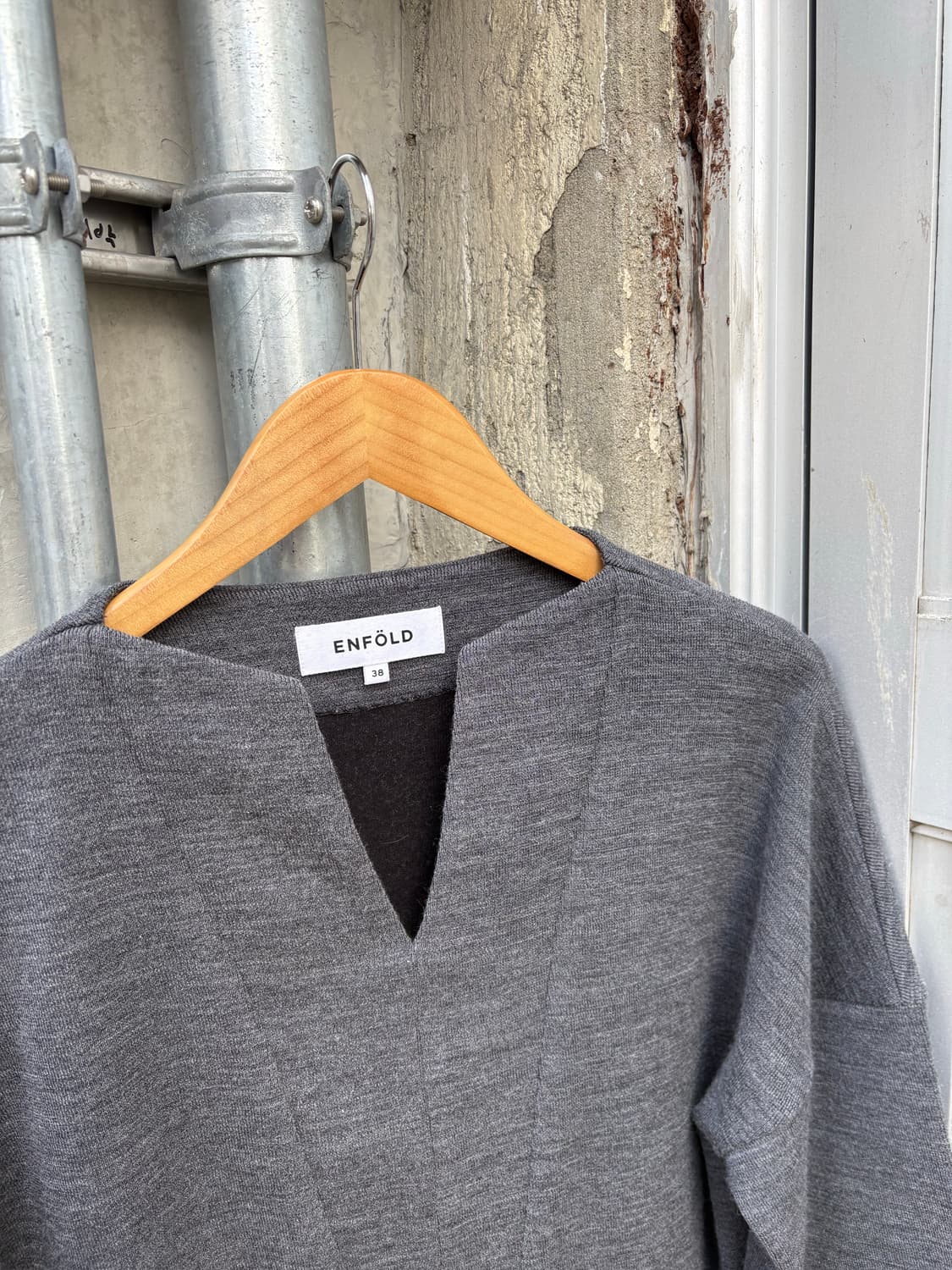 엔폴드 차콜 브이넥 롱슬리브 니트 탑 상품이미지7