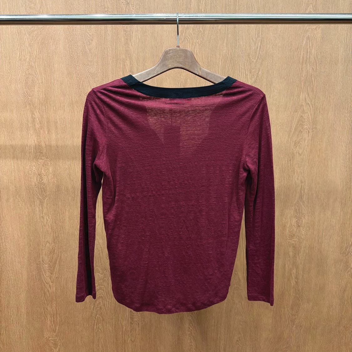 산드로 코튼 롱슬리브 티셔츠 브이넥 배색 라인 디테일 레귤러핏 버건디 상품이미지3