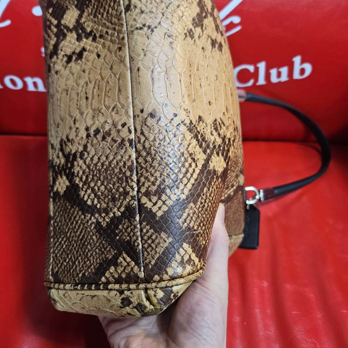 코치(COACH) 파이톤 미네타
엠보싱 가죽 토트백 상품이미지4