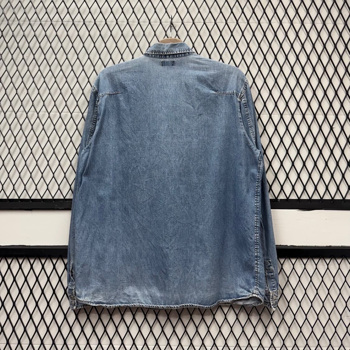 리바이스 레드탭 워싱 데님 셔츠 사선 포켓 버튼 디테일 레귤러핏 중청 상품이미지2