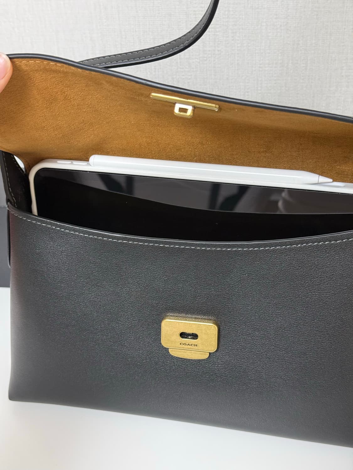 코치 첼시 숄더백 30 블랙 상품이미지7