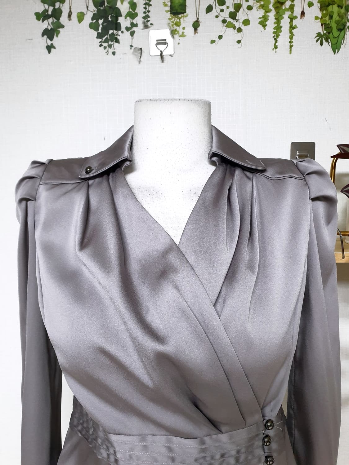 라인 페플럼 랩스타일 블라우스 55 크롭 실버 상품이미지2