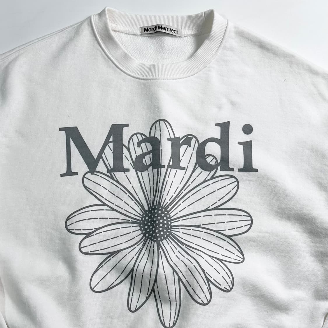  마르디메르크디 화이트 맨투맨 상품이미지2