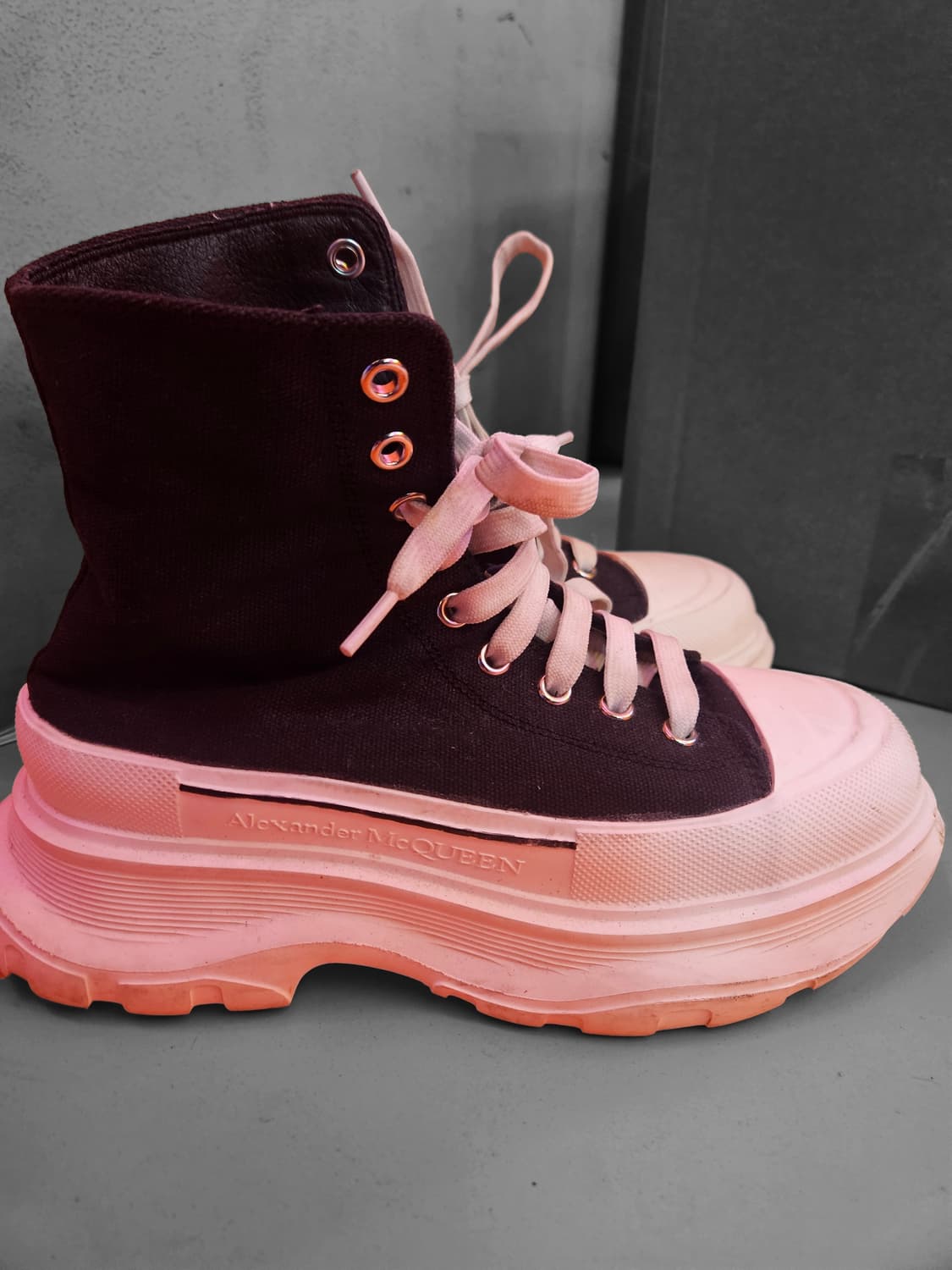 Alexander McQueen
러기드 솔 하이탑 캔버스 스니커즈 상품이미지3