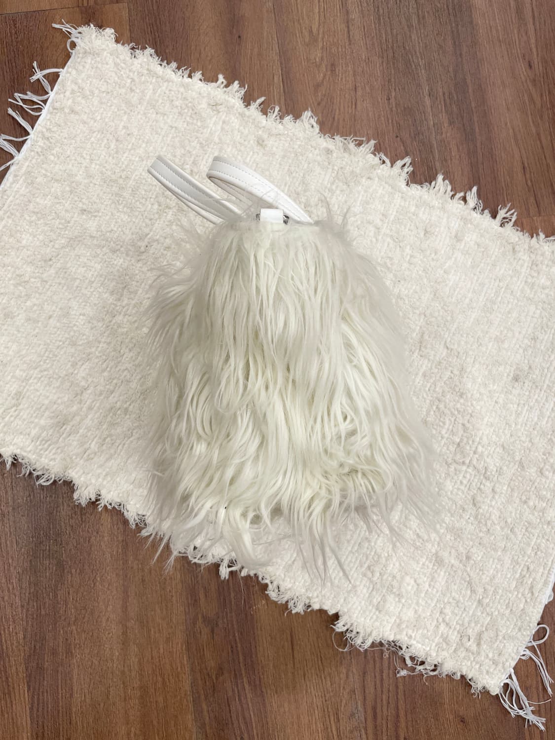 디젤 미니 토트 숄더백 퍼 텍스처 더블핸들 지퍼 디테일 아이보리 상품이미지3