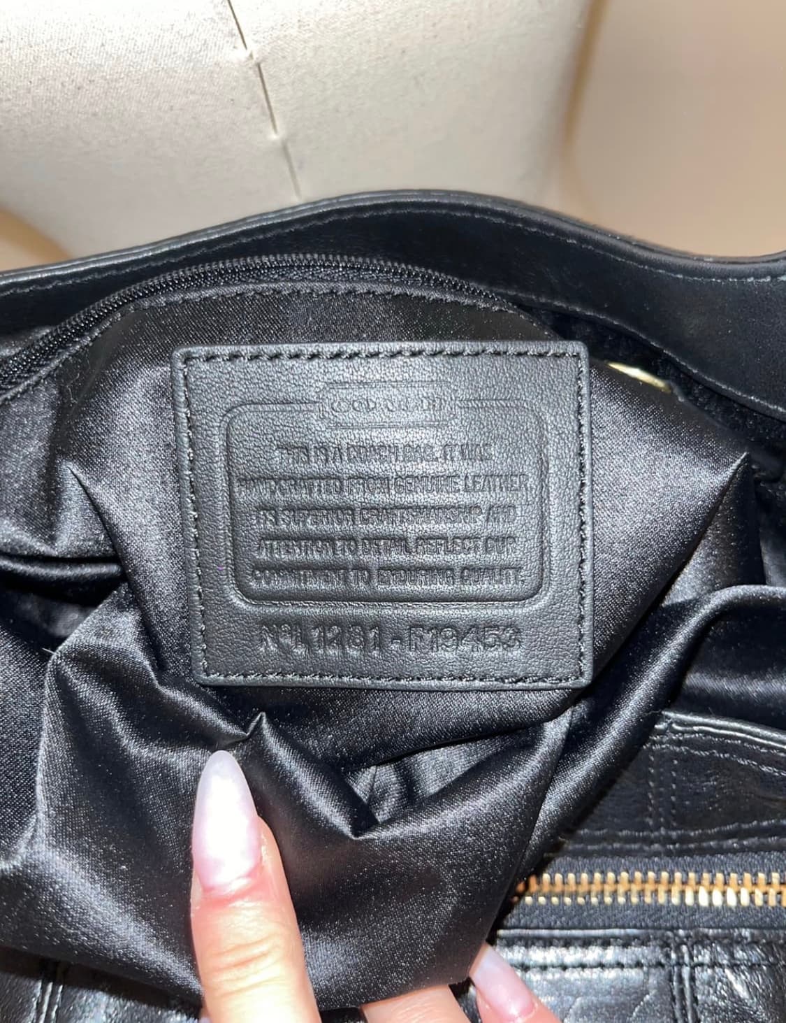 Coach all black spangle shoulder bag 상품이미지3
