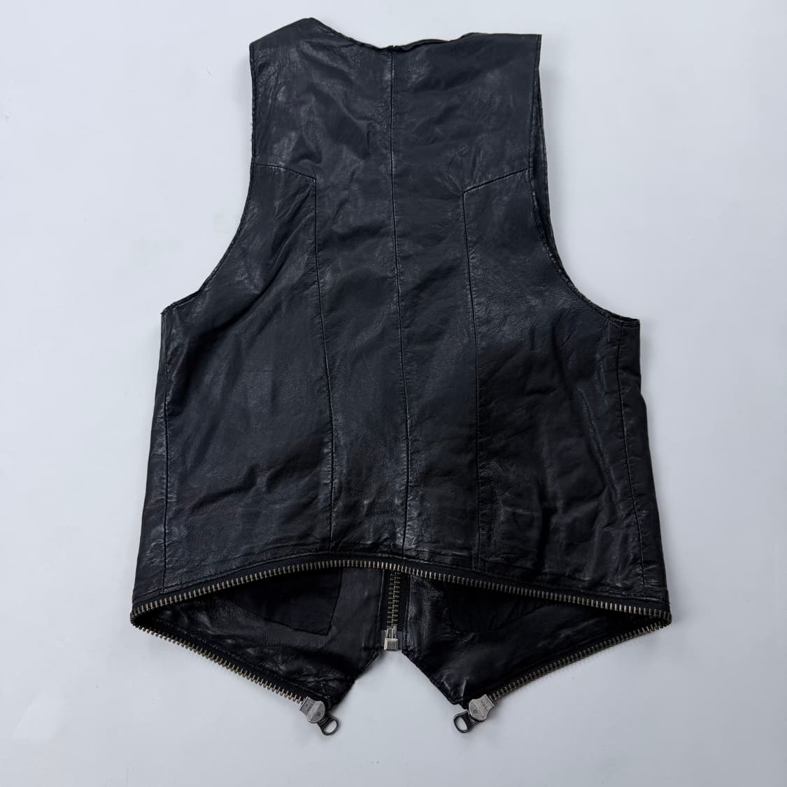 쟈딕앤볼테르 블랙 버클 디테일 양가죽 베스트 상품이미지6