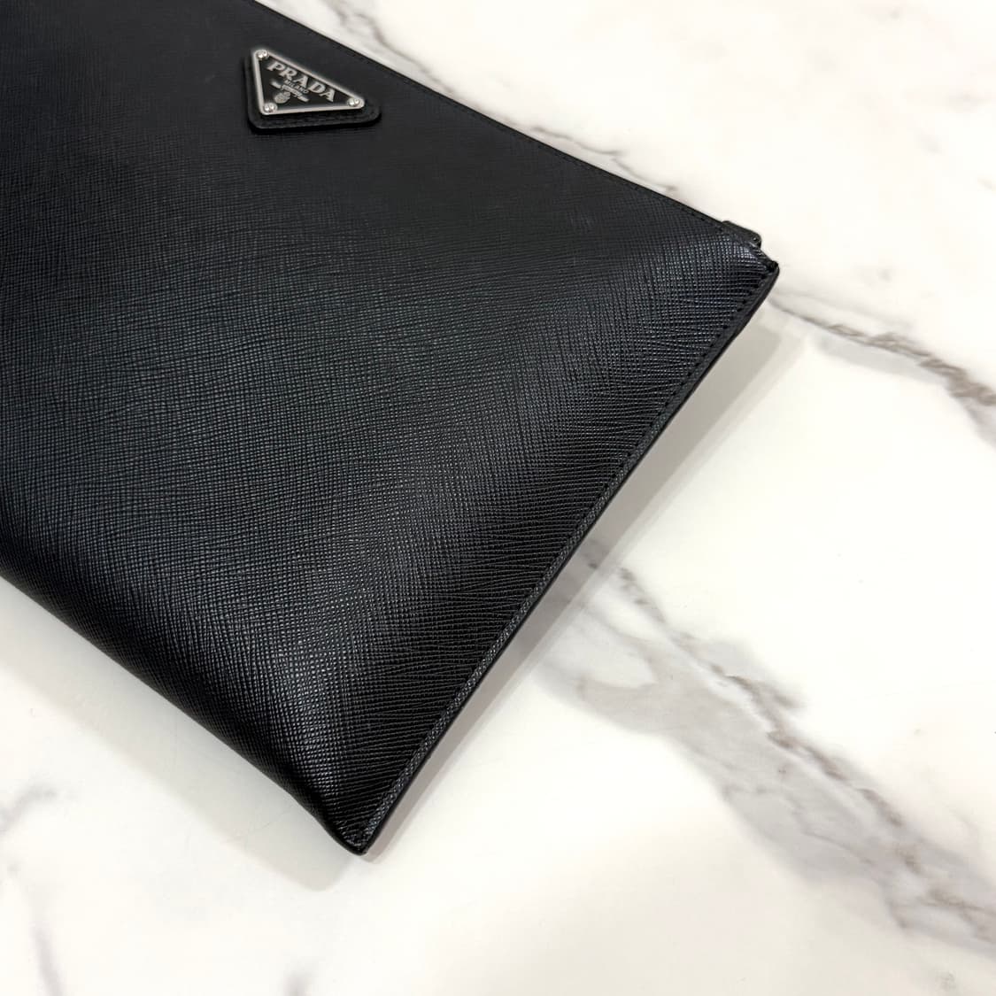 프라다 삼각로고 사피아노 레더 클러치백 가방 블랙 2NH005 상품이미지3
