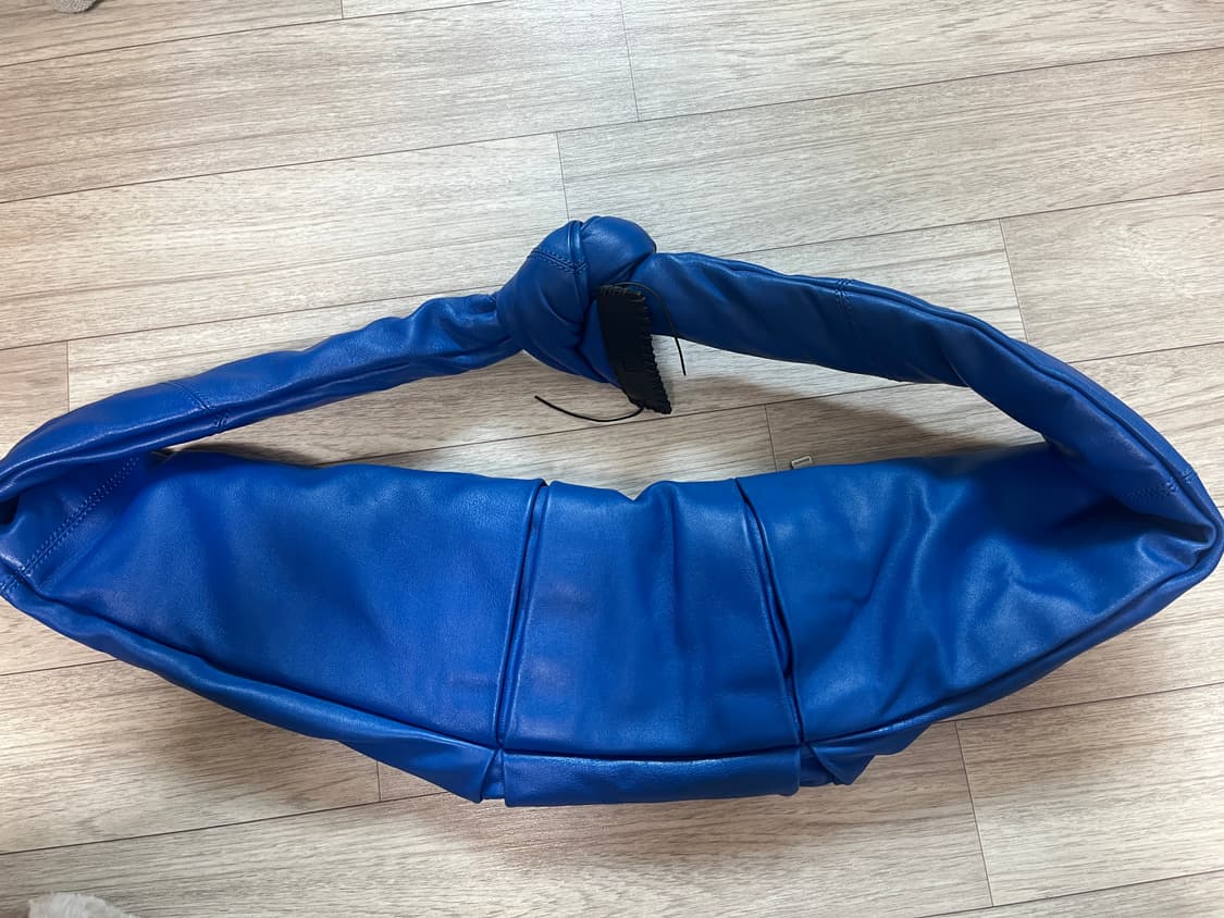 아더에러X자라 매듭 레더 숄더백 블루 상품이미지4