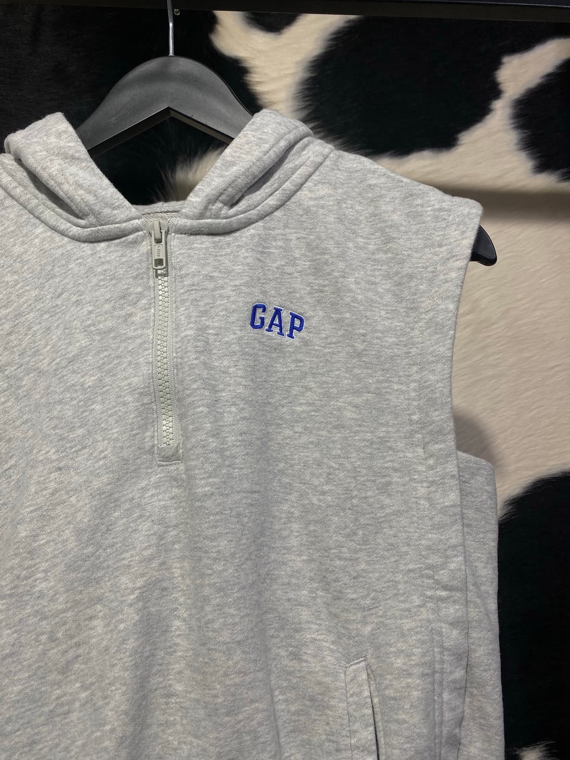 Gap 로고 자수 디테일 후드 슬리브리스 상품이미지3