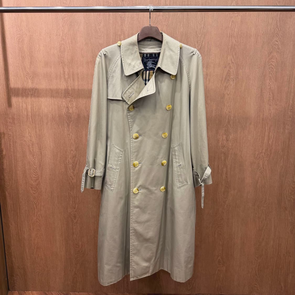 버버리 트렌치 코트 더블 버튼업 체크 안감 배색 디테일 레귤러핏 베이지 상품이미지2