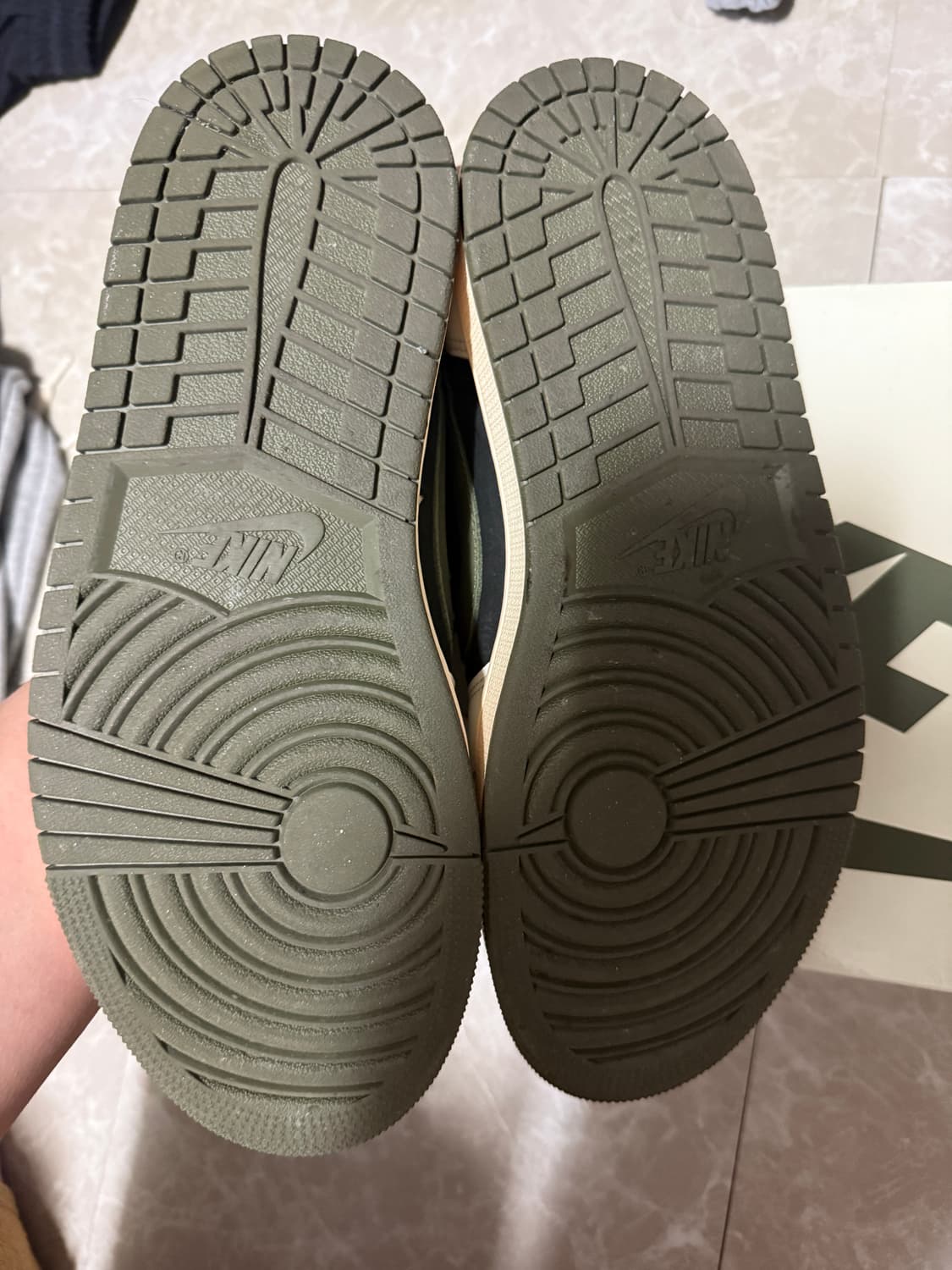 275사이즈 나이키 조던1 트래비스 스캇 로우 미디엄 올리브 상품이미지6