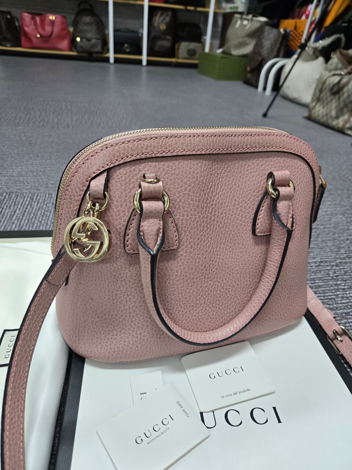 [특가][정품] 구찌 인터로킹 돔 크로스백 상품이미지1