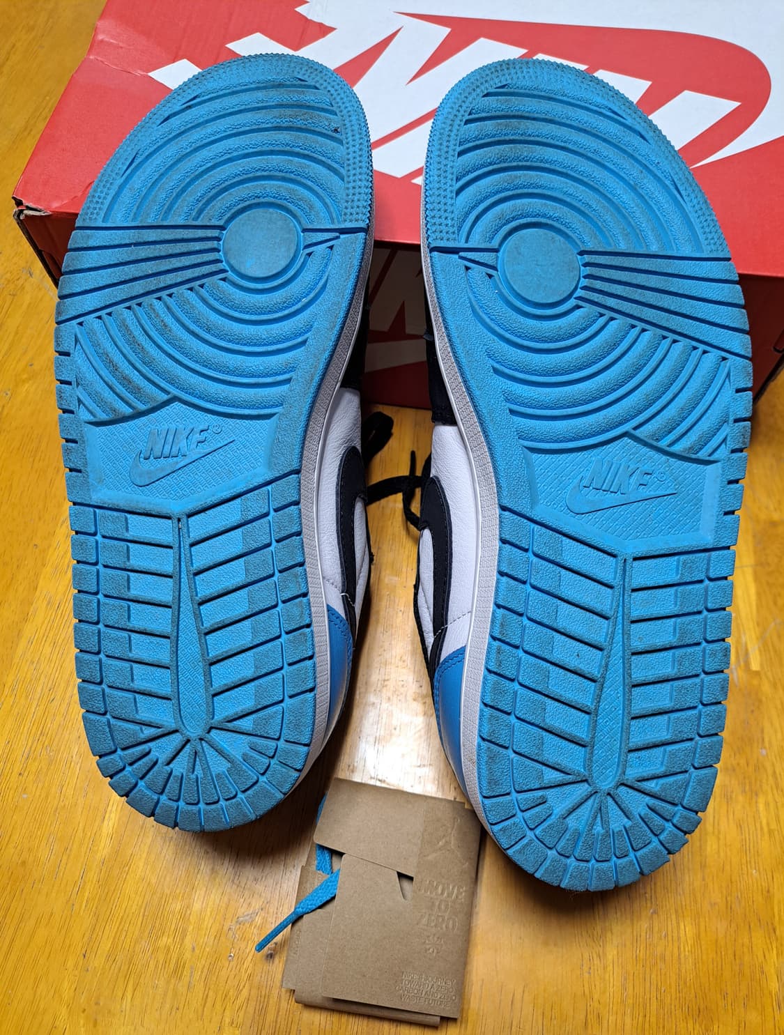 조던 1 레트로 로우 OG 블랙 앤 다크 파우더 블루 상품이미지8