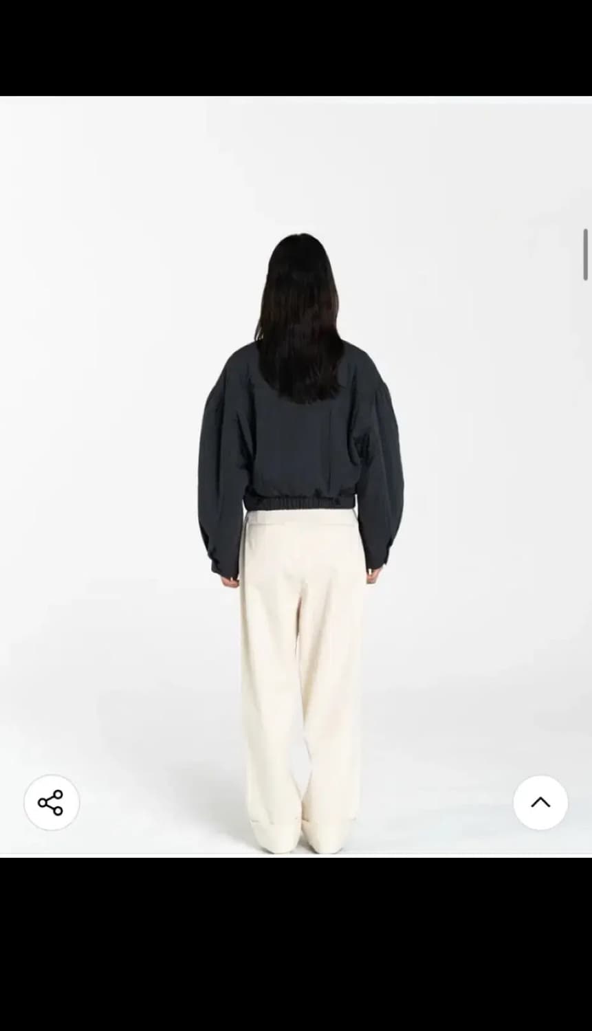 아모멘토 패디드 셔링 크롭 점퍼 상품이미지2