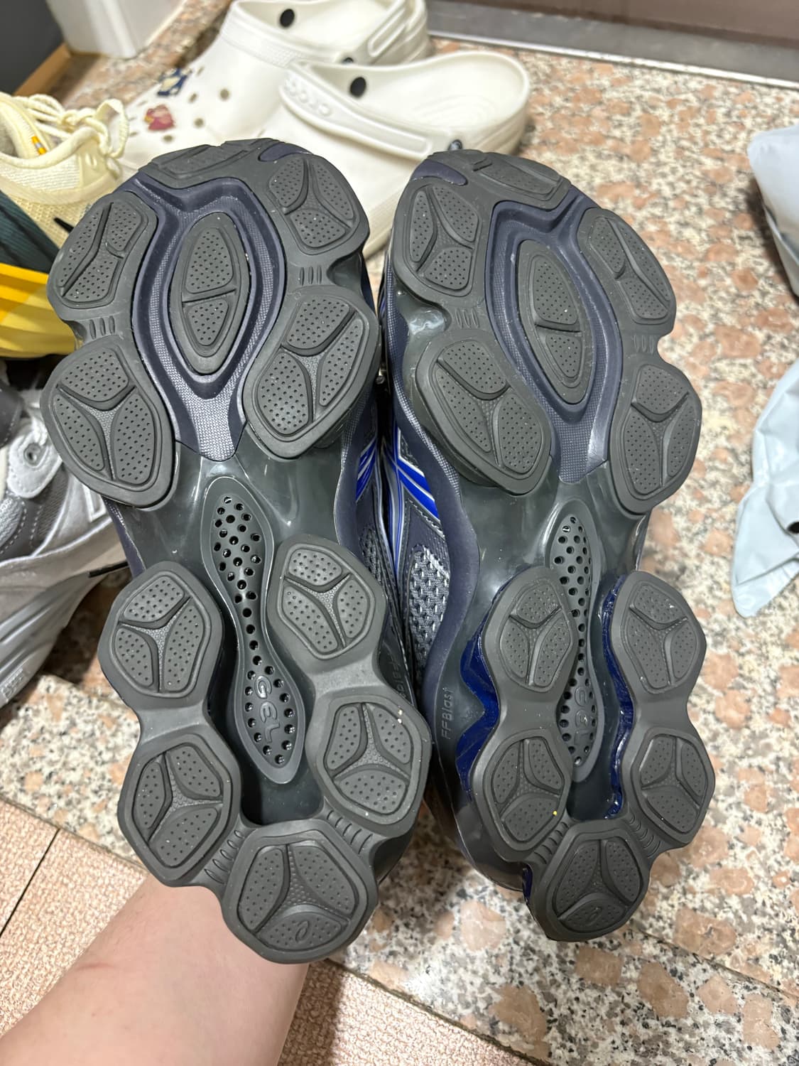 아식스x키코 코스타디노브 젤 퀸텀 다크그레이 245 상품이미지3