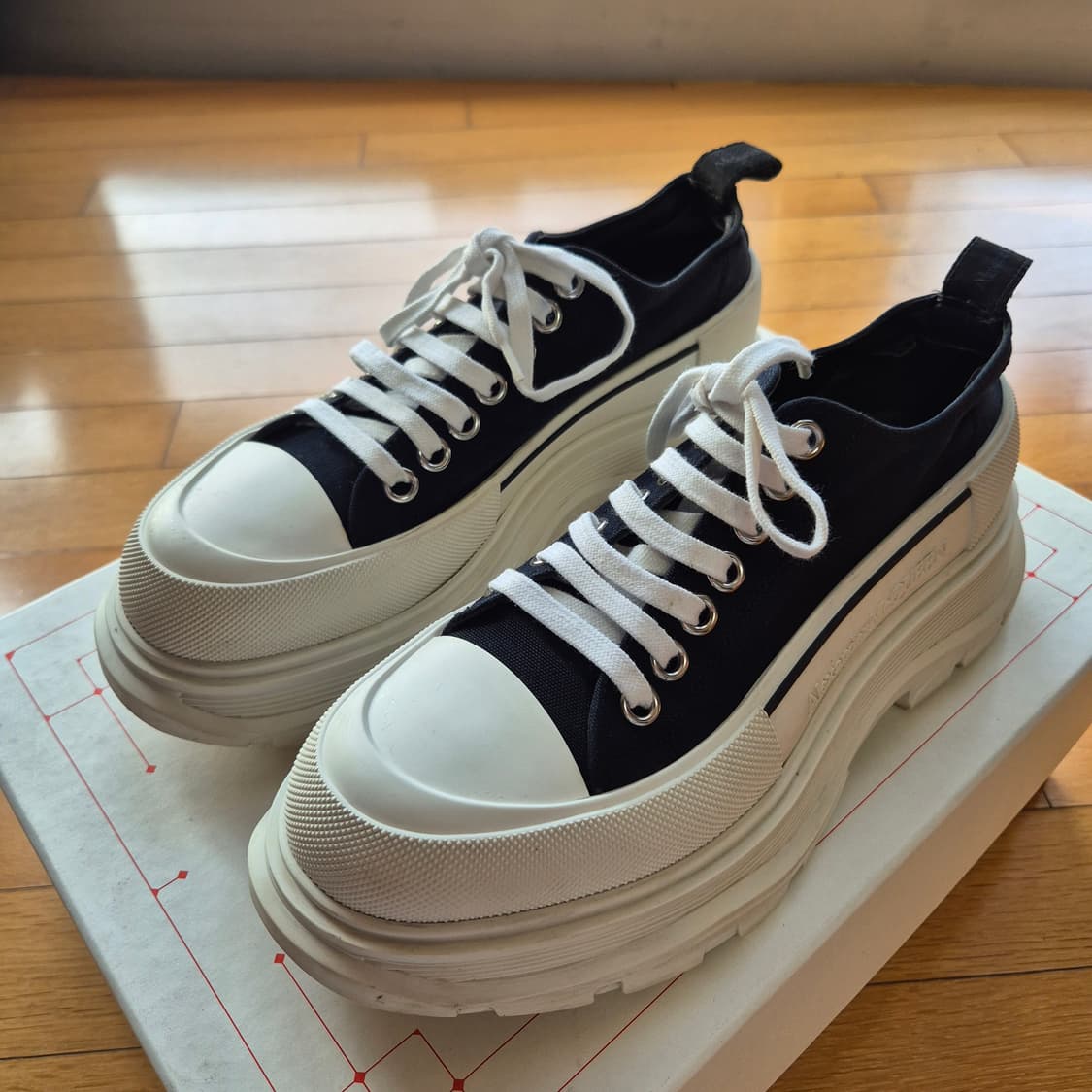 (풀패키지)알렉산더 맥퀸 트레드슬릭 40사이즈 판매합니다. 상품이미지7