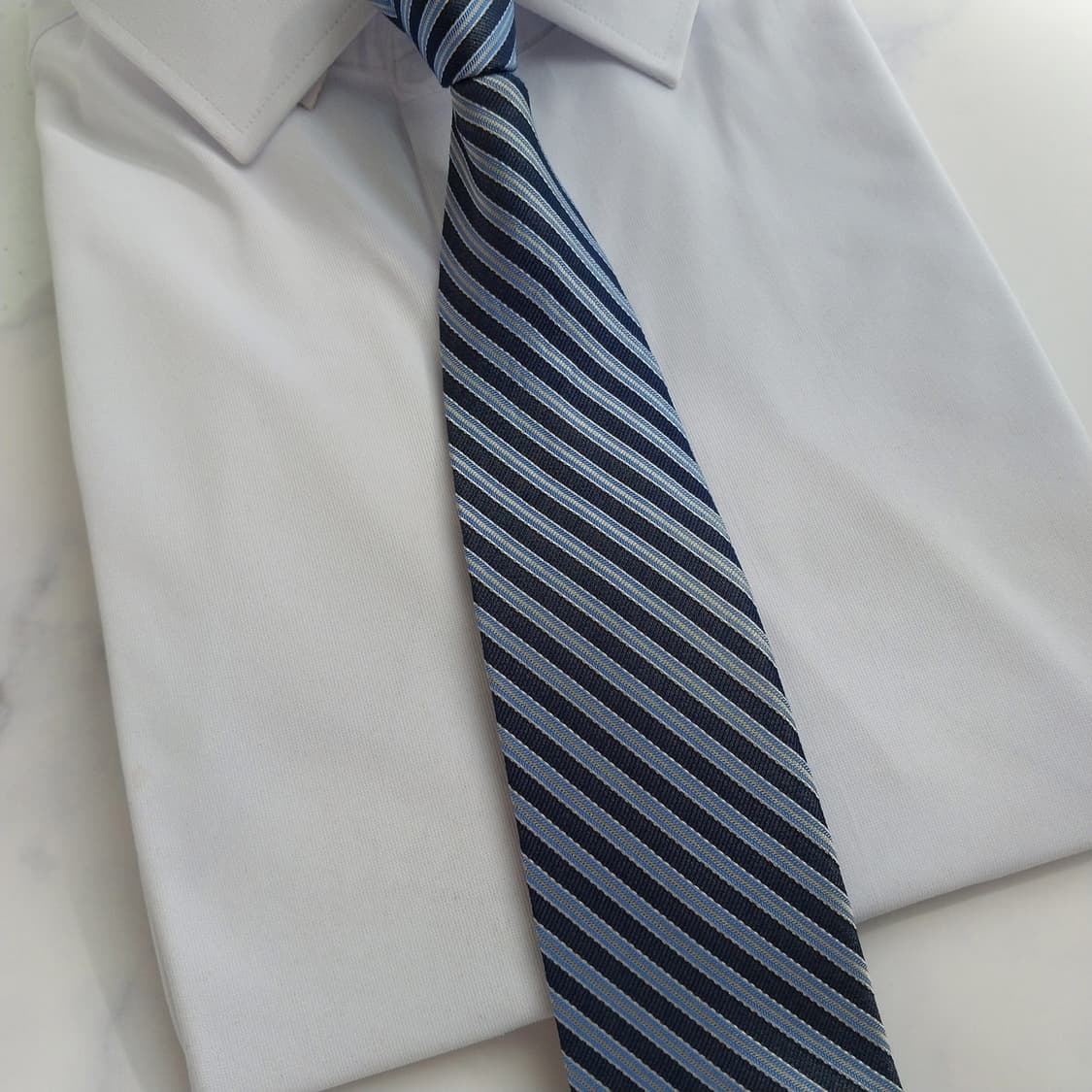 켈빈클라인 네이비 스트라이프 넥타이 8cm 슬림 B등급 K881
 상품이미지8