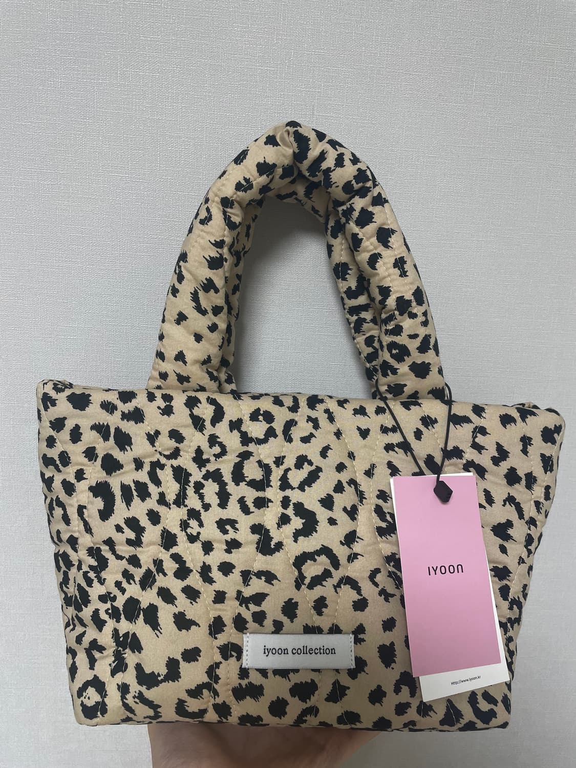 아이윤 iyoon 레오파드 패딩백 베이지 상품이미지2